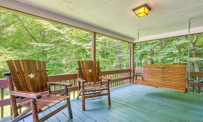 Maggie Valley Cabina | Waterfalls | Hiking| Pool/Hot Tub |Walk to Dinner