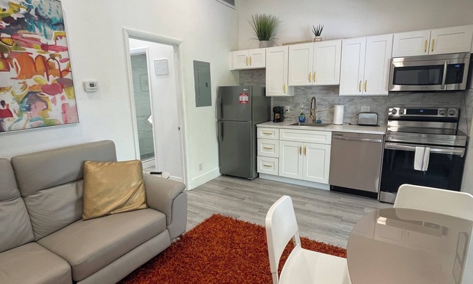 Riverside Park Apartamento | Waterfront 1 bedroom unit with free parking