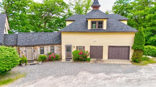 Holderness Casa | Waterfront 1-bedroom with deck