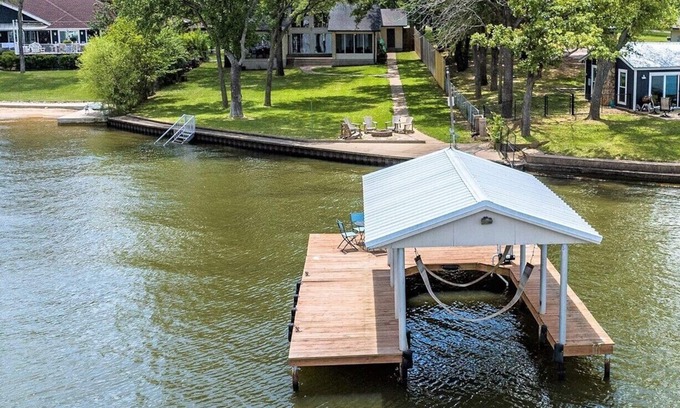 Cedar Creek Reservoir Casa | Waterfront 1 level Lakehouse with 108' of Unobstructed Views & HUGE Shaded Yard