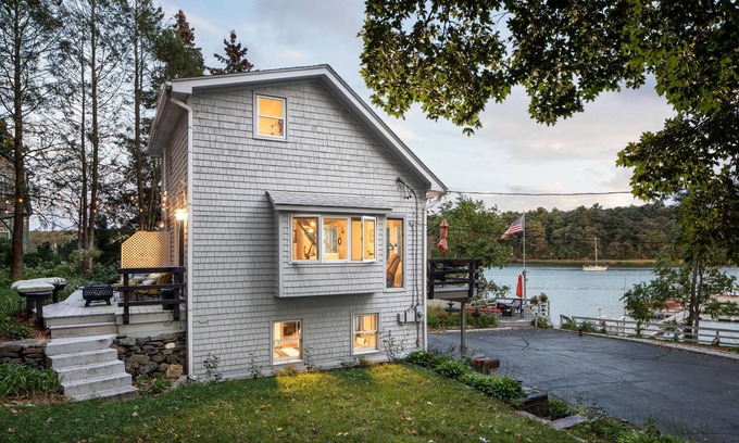 East Greenwich Casa | Waterfront 2-Bed, 2-Bath Home 2 Minutes to Downtown East Greenwich -