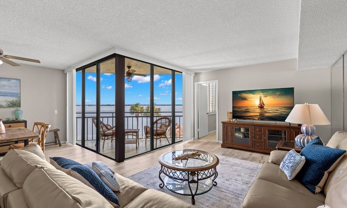 Isla del Sol Condominio | Waterfront 2-Bedroom Condo, Enjoy Bay Breezes and Heated Pool in St. Pete FL