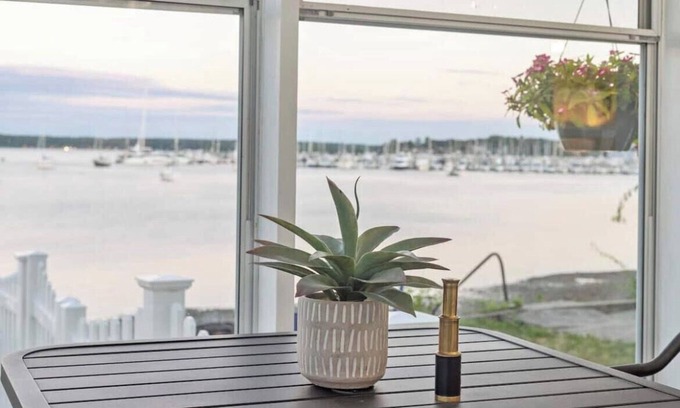 Warwick Apartamento | Waterfront 2-bedroom apartment in Beach Cottage with WiFi, AC Central RI Locale