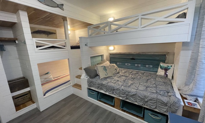Caine Woods Condominio | Waterfront 2 Bedroom - 2 Blocks from the Beach - Premium Location
