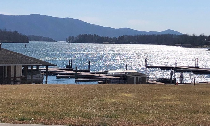 Huddleston Complejo | Waterfront 2BR Condo, Mariners Landing Resort on Smith Mountain Lake VA