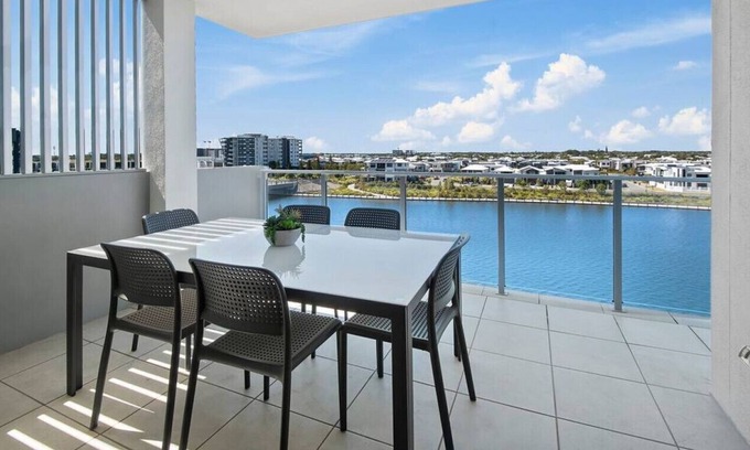 Birtinya Apartamento | Waterfront 2brm resort style apartment