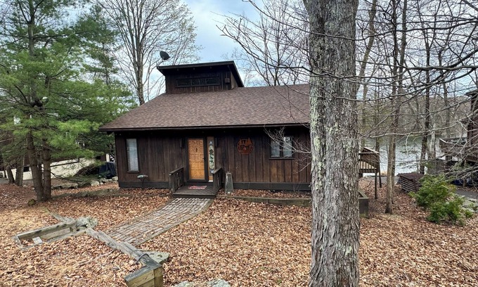 Wallenpaupauk Lake Estates Cabina | Waterfront 3-bed cabin in fabulous Lake Ariel with WiFi, AC, near pool & fitness