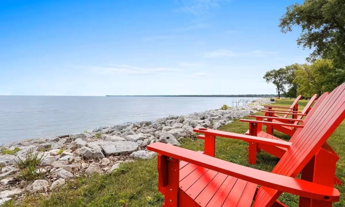 Green Bay Casa | Waterfront 3-bedroom house on the Bay of Green Bay with AC, WiFi