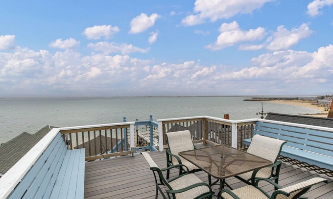 Provincetown Condominio | Waterfront 3BR with 3 Exclusive Use Decks and Parking in West End