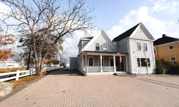 Hyannis Casa | Waterfront 5-Bed 2-Bath Retreat