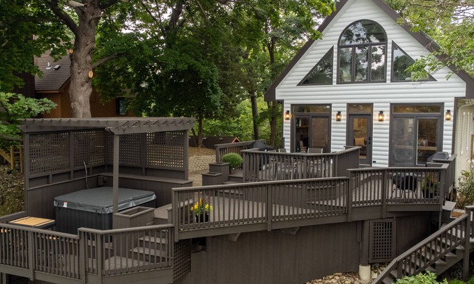 Twin Lakes Casa | Waterfront Adventure & Relaxation: Kayaks, SUP, and Hot Tub on Site