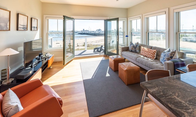 Commercial Street Condominio | Waterfront and steps bath + Parking!