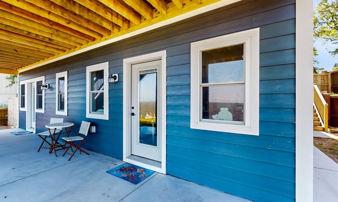 Colington Harbour Apartamento | Waterfront apartment with lovely bay views, outdoor shower & fishing access