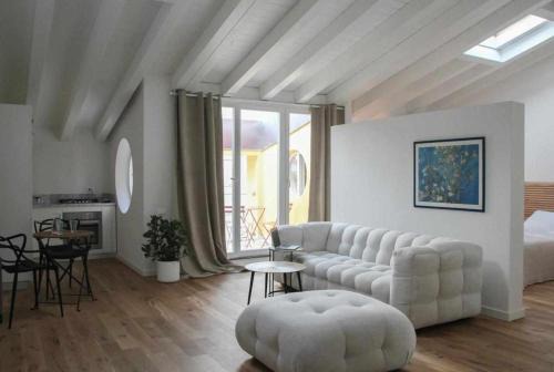 Venezia Nuova Apartamento | Waterfront balcony I Grani 4 Resort Style Suite