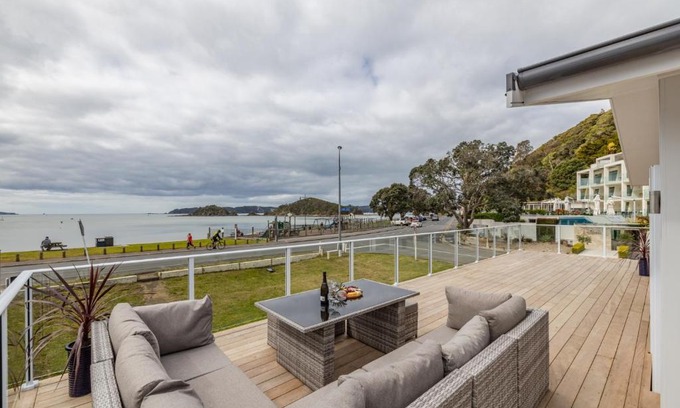 Paihia Casa | Waterfront Beach House - Paihia Holiday Home