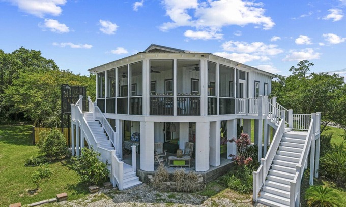Bay St Louis Casa | Waterfront Bliss in Bay St. Louis| Sleeps 4 | Private Pool | Bay Views!
