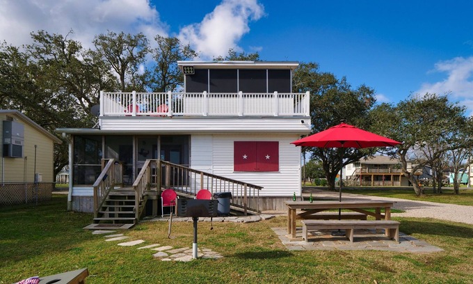 Freeport Casa | Waterfront Cabin On Bastrop Bayou With A Lighted Fishing Pier