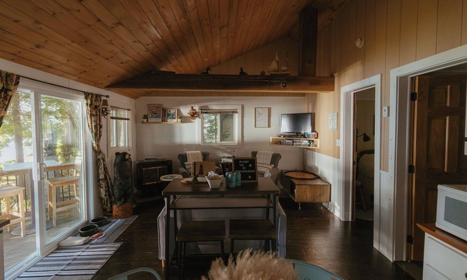 South Bruce Peninsula Cabina | Waterfront Cabin on Boat Lake! 2bed, 1bath, Pet Friendly. A serene getaway!
