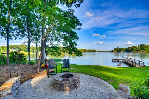 Eatonton Casa | Waterfront Cabin on Lake Sinclair with Private Dock!