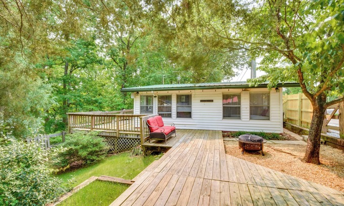 Townville Cabina | Waterfront Cabin w/ Private Dock on Lake Hartwell!