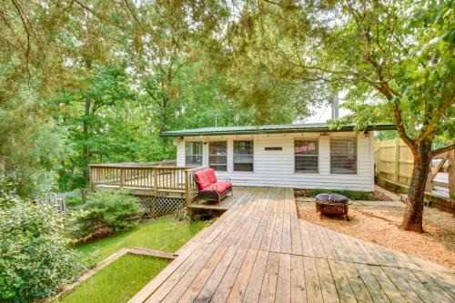 Townville Casa | Waterfront Cabin with Private Dock on Lake Hartwell!
