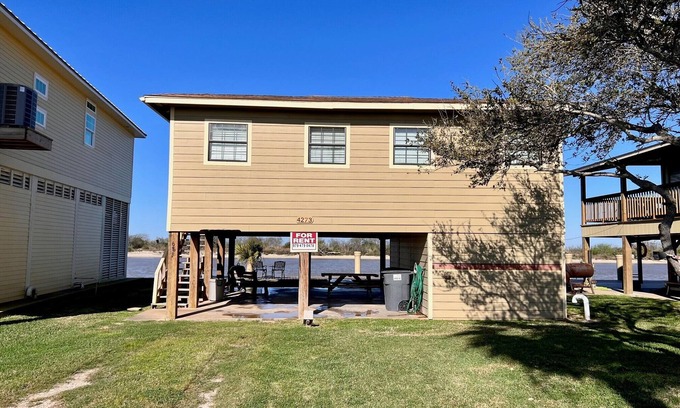 Elmaton Cabina | Waterfront Cabin with lighted fishing pier