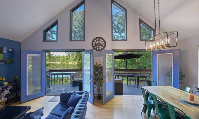 East Stroudsburg Casa | Waterfront Chalet W hot-tub & Pool