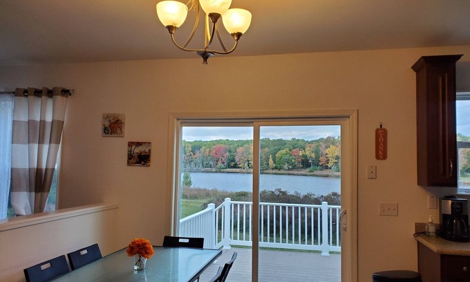 Mamakating Park Historic District Casa | Waterfront Charming 3 BRS Lakehouse with gorgeous views and WiFi in Wurtsboro!