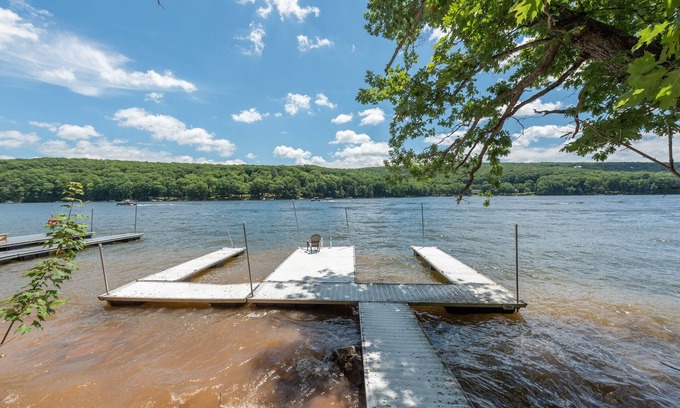 McHenry Casa | Waterfront Chateau - Lakefront Home w / Fire Pit y jacuzzi