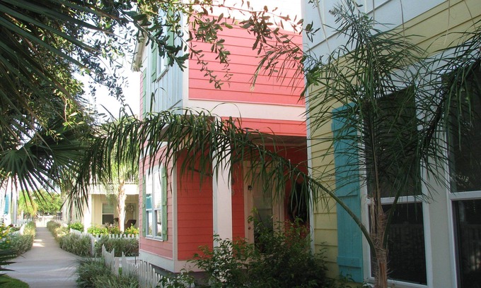 Sailhouse Casa | Comunidad frente al mar con su propia playa privada y muelle de pesca.