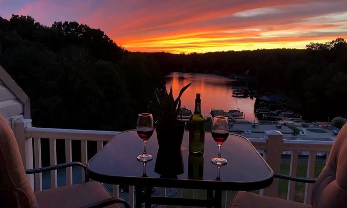 North Shore Condominio | Waterfront Condo at Stripers Landing, Smith Mountain Lake, Virginia