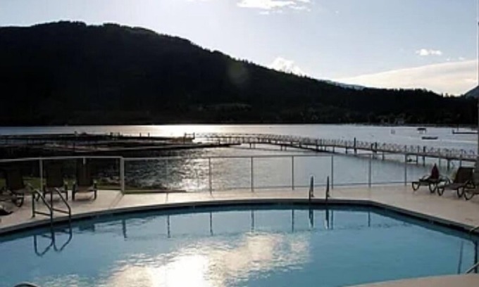 Sicamous Condominio | Waterfront condo on Mara Lake w/ Hot Tub and Pool