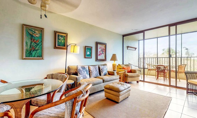 Hilo Condominio | Condominio frente al mar con piscina compartida y lanai privado, a pasos de tiendas y restaurantes.