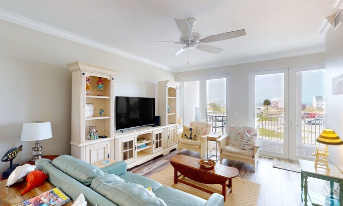 Mexico Beach Condominio | Waterfront condo with pool, hot tub, furnished lanai, fireplace & chic furniture