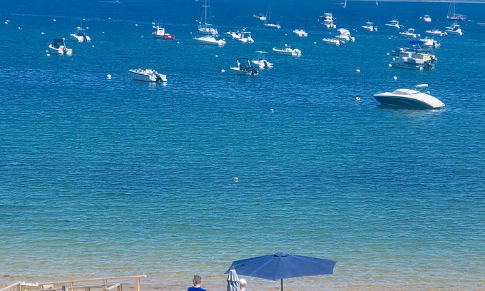 Provincetown Condominio | Condominio frente al mar con impresionantes vistas al puerto y acceso directo a la playa!