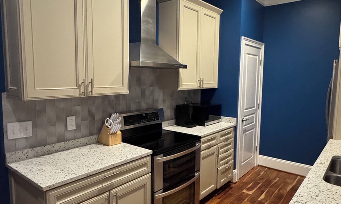 Southport Condominio | Waterfront condo. Walk to restaurants, and a short drive to beach, and Southport