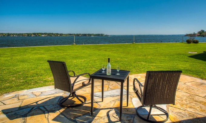 April Sound Condominio | CONDOMINIO FRENTE AL AGUA CON INCREÍBLE VISTA DE SALIDA DEL SOL, PUESTA DEL SOL Y EXPANSIVAS ABIERTAS