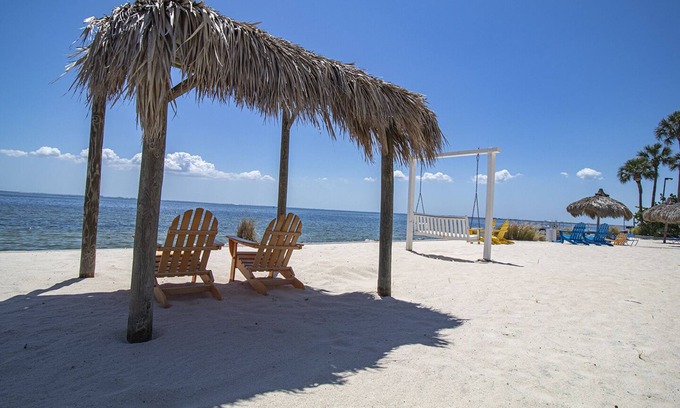 Rocky Point Condominio | Waterfront condo with sunset views of Tampa Bay.