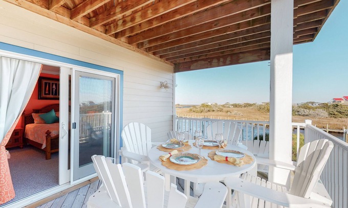 Hatteras Condominio | Waterfront condo with pool, central AC, amazing views, & stylish decor