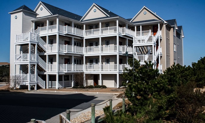 Hatteras Condominio | Waterfront condo with private washer/dryer, pool, water views, and free WiFi
