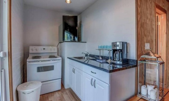 Innisfil Cabaña | Waterfront Cottage | 1hr from Toronto