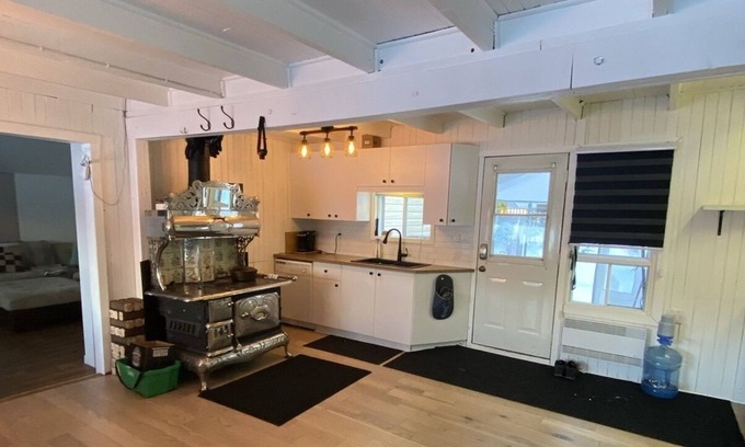 Chertsey Cabina | WATERFRONT COTTAGE