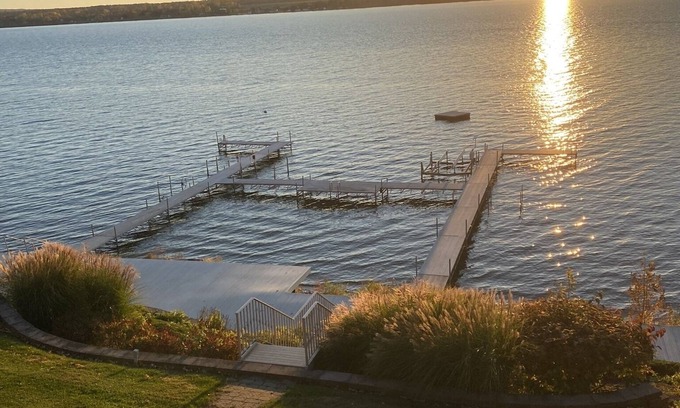 Town of Owasco Cabaña | Waterfront Cottage con acceso al muelle y hermosas vistas desde una gran terraza