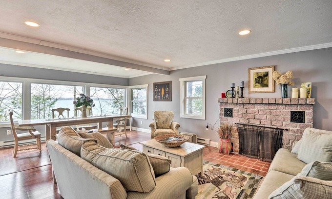 Clayton Cabaña | Waterfront Cottage on Sawmill Bay w/ Deck!