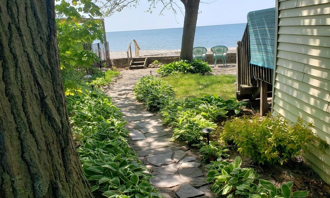 Angola on the Lake Cabaña | Waterfront cottage on the shores of Lake Erie. Beautiful lake front views!