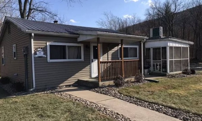 Swengel Cabina | Waterfront cottage on corner lot w/ hot tub, fire pit, & kayaks. Pet friendly.