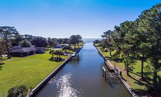 Newport Cabaña | Waterfront Cottage w / Deep Water Dock-3BR / 2BA