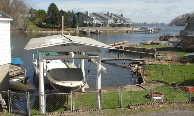 East Irondequoit Casa | Waterfront cottage w dockage, Central A/C on Irondequoit Bay in Rochester