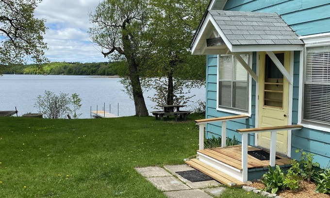 Waupoos Cabaña | Waterfront Cozy Cottage heart of Waupoos Prince Edward County