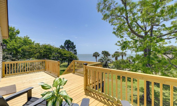 Marshallberg Cabaña | Waterfront Crystal Coast Vacation Rental w/ Deck!